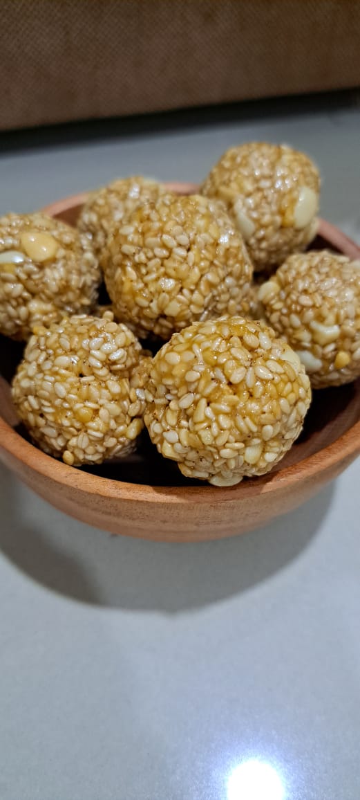 WHITE TIL MINI LADOO